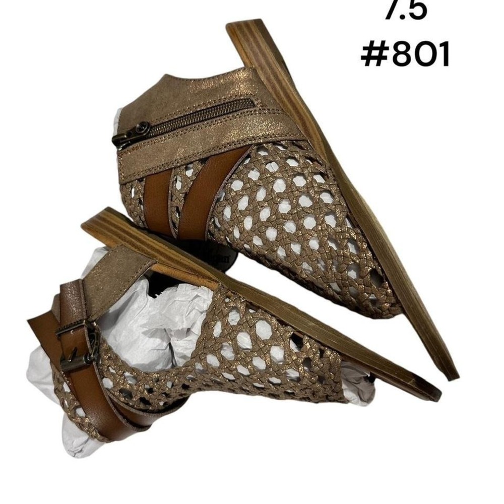 New Blowfish Gold Accent Brown Gladiators Size 7.5‎